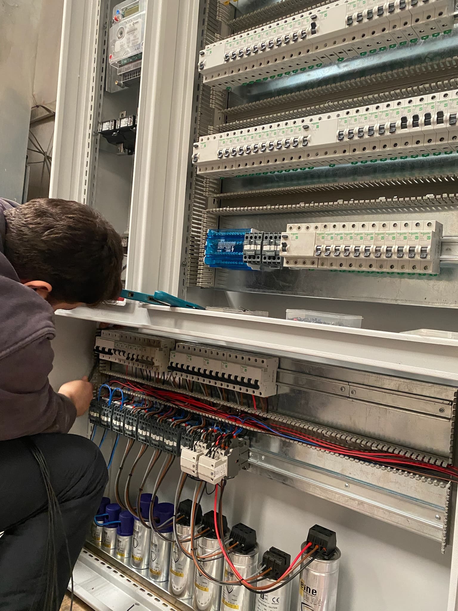 Elektrik panosu çalışan